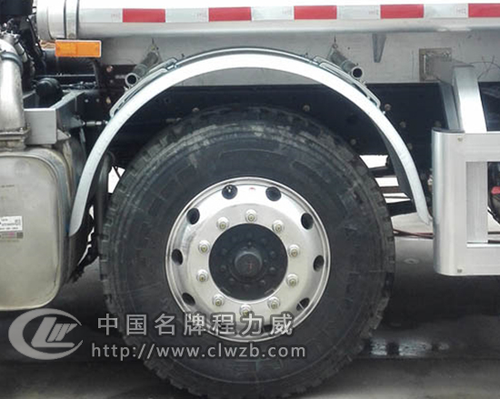 解放前四后八鋁合金運油車