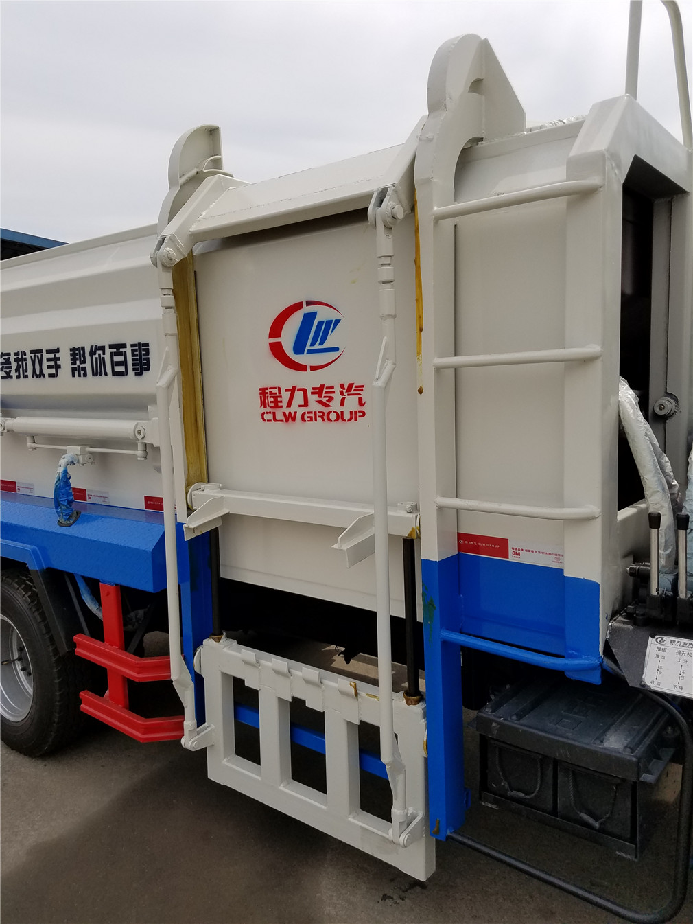 東風(fēng)多利卡4方掛桶垃圾車(chē)