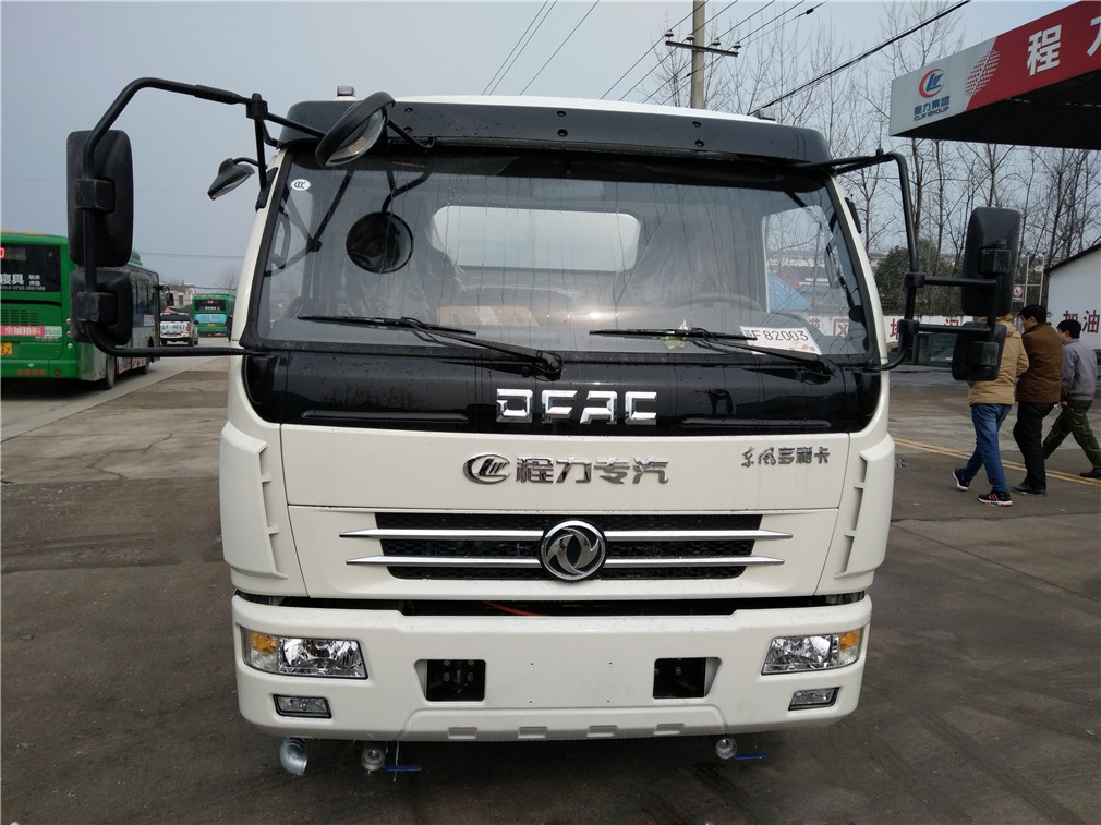 東風多利卡8方灑水車