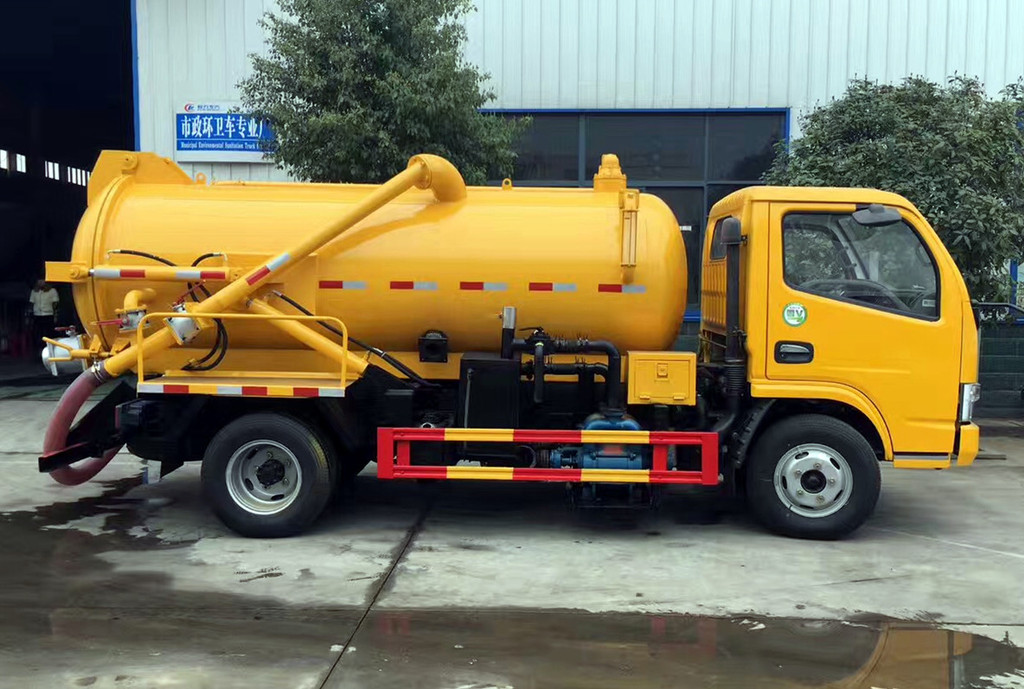 藍(lán)牌東風(fēng)多利卡4方吸污車