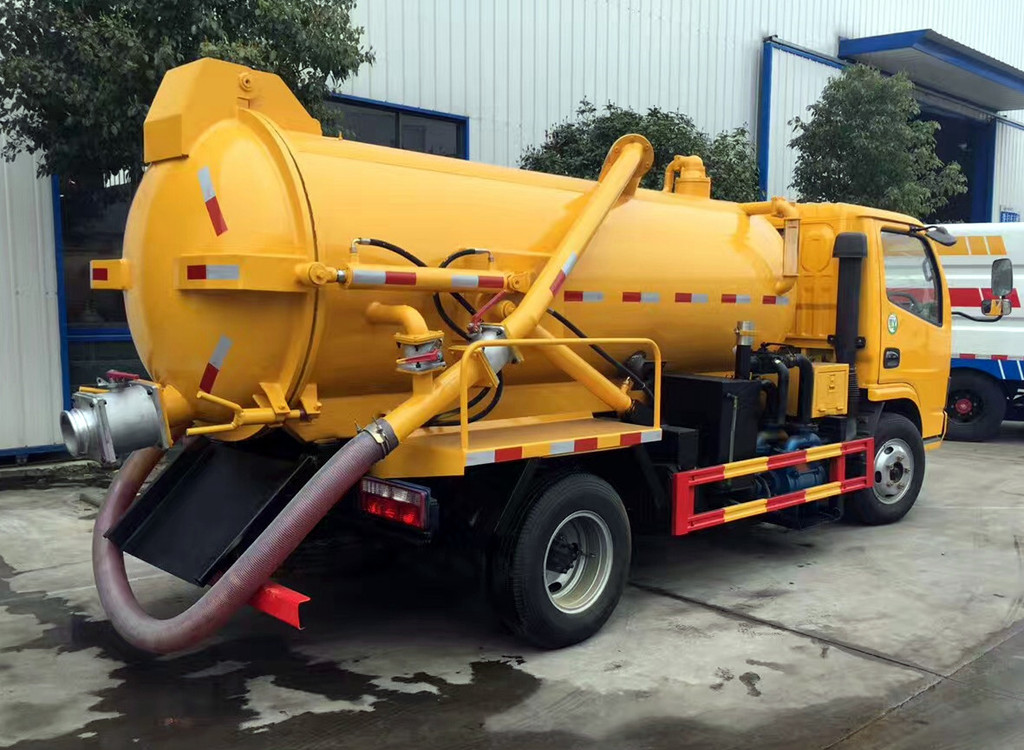 藍(lán)牌東風(fēng)多利卡4方吸污車