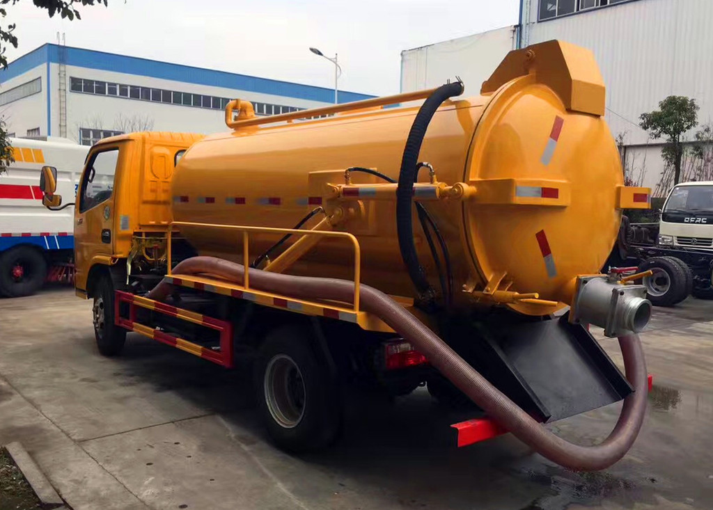 藍(lán)牌東風(fēng)多利卡4方吸污車