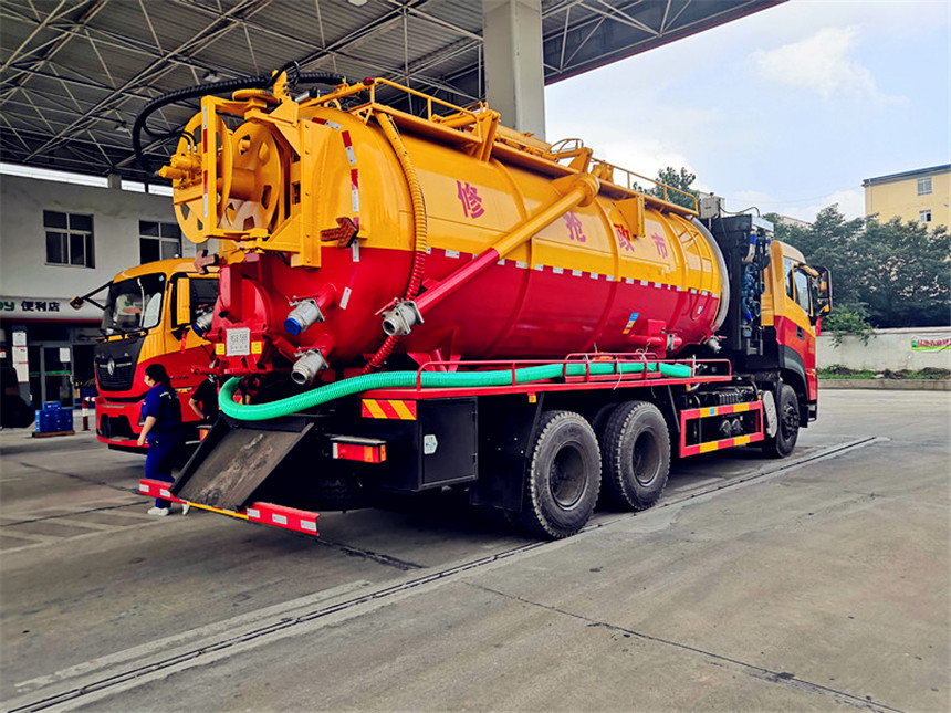 天龍后八輪清洗吸污車