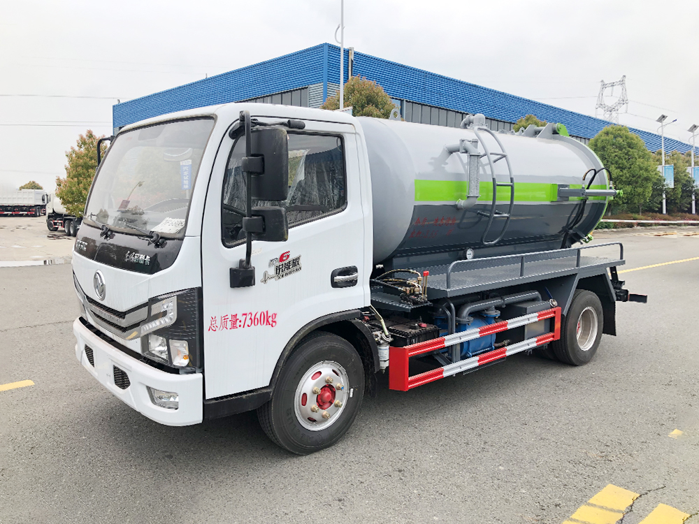 東風小多利卡5方吸污車