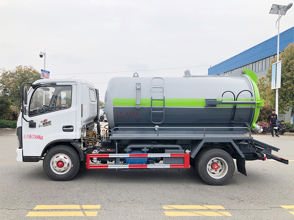 東風小多利卡5方吸污車