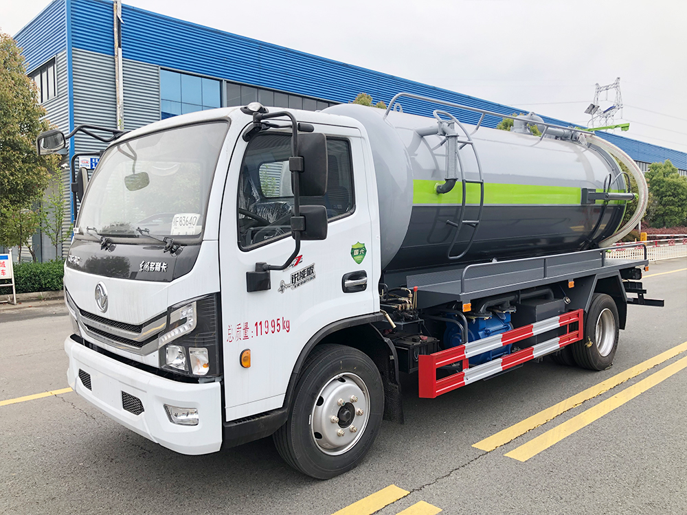 東風大多利卡8方吸污車